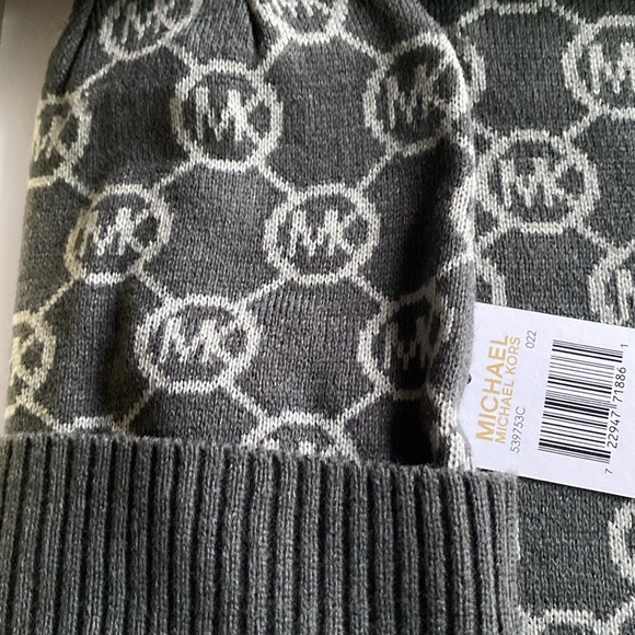 MK hat and scarf new in box - Picture 3 of 3